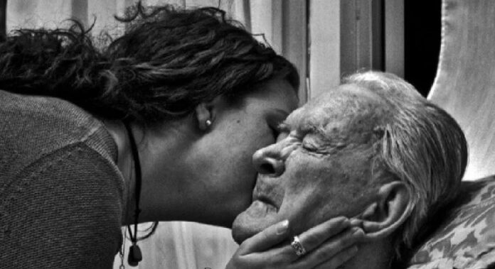 mujer besando anciano