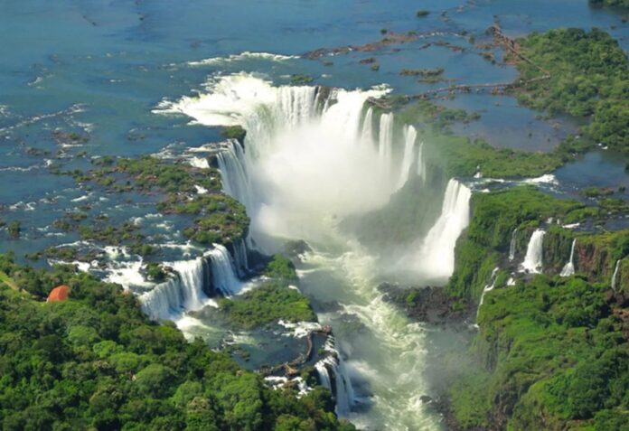 pasea-las-cataratas-del-iguazu-familia-y-disfruta-un-dia-inolvidable-rodeado-la-flora-y-fauna-autoctonaok