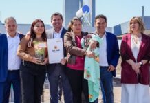 Orrego entregó viviendas a 118 familias de Angaco