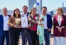 Orrego entregó viviendas a 118 familias de Angaco