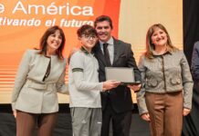 Orrego encabezó la entrega de computadoras para estudiantes de secundarias estatales de Capital