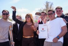 Orrego entregó viviendas y computadoras en Jáchal y realizó anuncio de obras