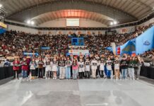 El gobernador Orrego entregó casi 1.400 computadoras a estudiantes de tres departamentos