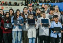 Orrego entregó computadoras a estudiantes y el programa ya alcanzó a 12.914 alumnos en San Juan