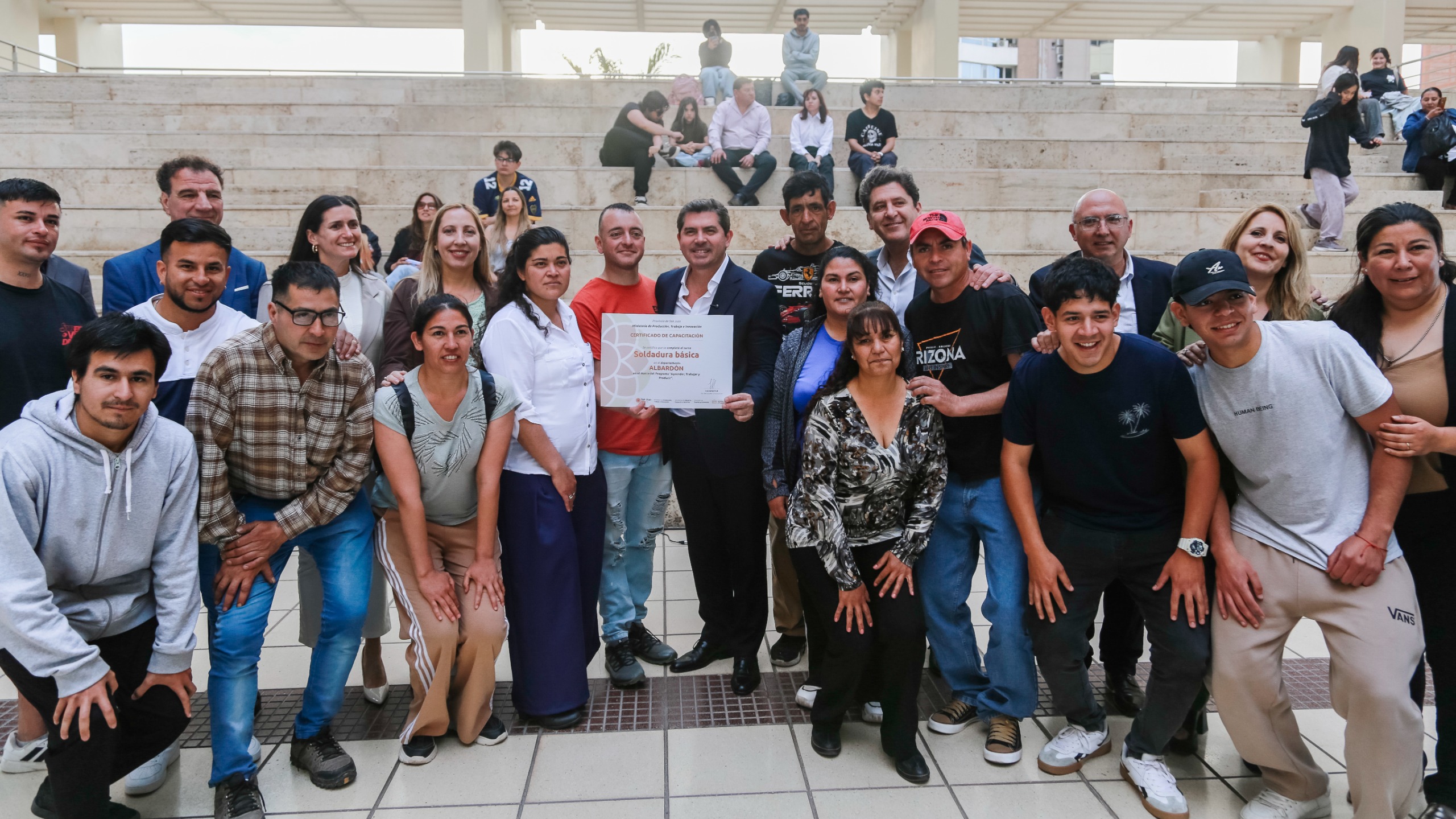 Apoyo a emprendedores: Orrego entregó insumos y certificados del programa ATP